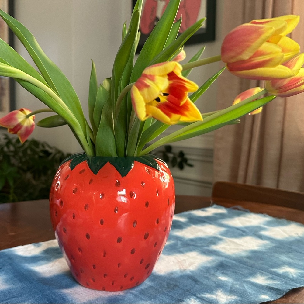 ban.do Vintage Inspired Strawberry Vase, Decorative Ceramic Vase, Large Flower